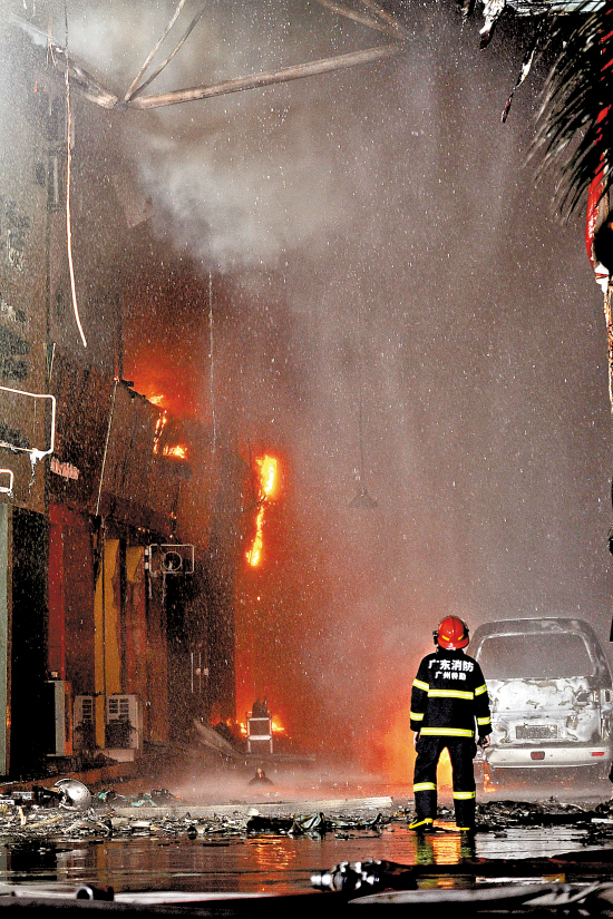 摩配城昨夜烧到今晨 现场曾有爆炸声传出