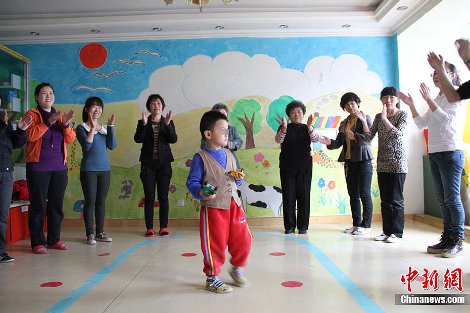 高清:走近自闭症儿童及家长的生活_教育频道_凤凰网