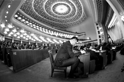 昨天下午,全国政协会议在人民大会堂开幕。这是全国政协委员姚明在听会。新华社发