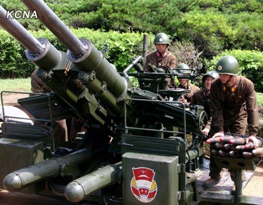朝鲜高射炮部队士兵进行强化战斗训练(组图)