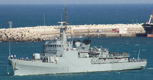 西班牙护卫舰在直布罗陀争议海域遭英巡逻艇驱逐_军事频道_凤凰网