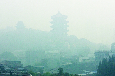 昨天，武汉遭遇入秋以来最强雾霾天。远望黄鹤楼被浓雾笼罩，如在仙境。来源：武汉晨报