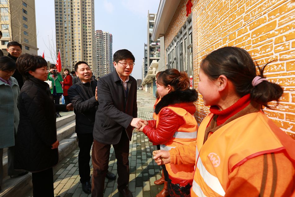 武汉妇联城管委慰问城市美容师与环卫女工庆妇女节