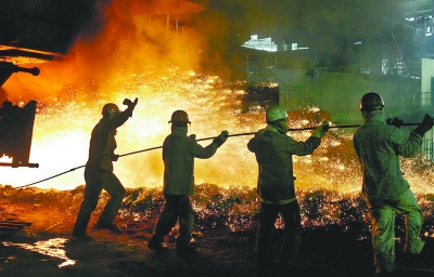 武钢工人在开铁口观察原标题:非钢产业利润赶超主业武钢产量跨过3亿吨