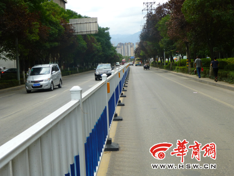 想去公交站得绕几百米护栏 市民建议中间加斑