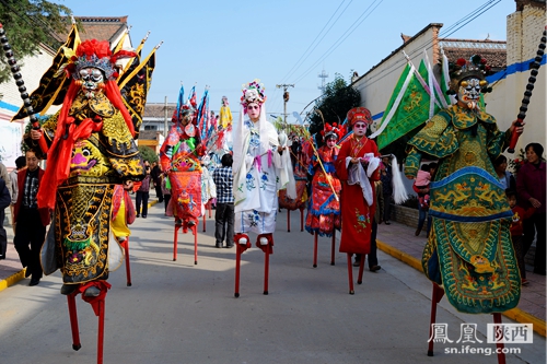 陈仓社火“疙瘩脸谱”有什么奥秘?传承人现场卸妆_陕西频道_凤凰网