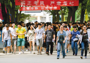 我市高考第一天平稳顺利 家长心声:不是唯一出