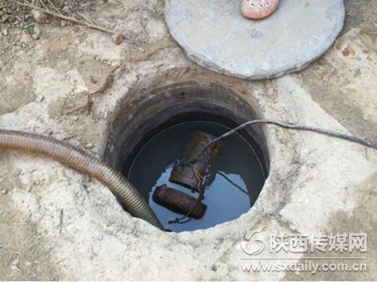 子洲县牛家沟村排洪受阻 村民自制防洪设备