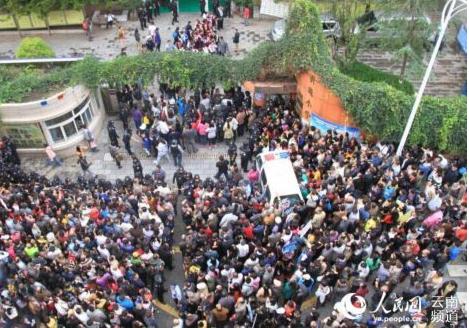 昆明一小学发生踩踏事故 已导致6人死亡(组图