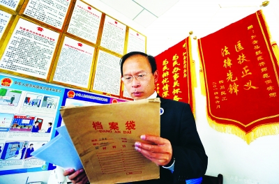 武汉律师放弃三百万年薪 自配助手路虎车援藏