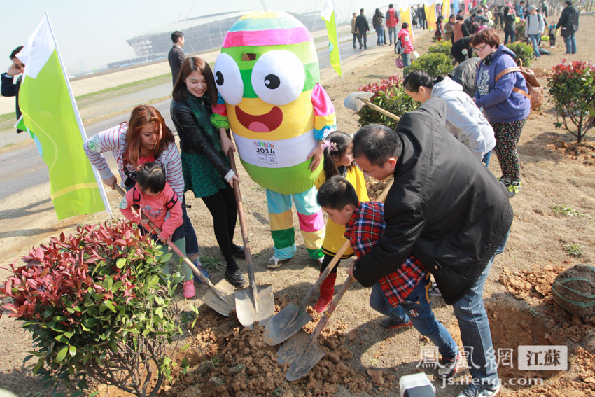 我为青奥种棵树家庭公益植树活动在南京举行