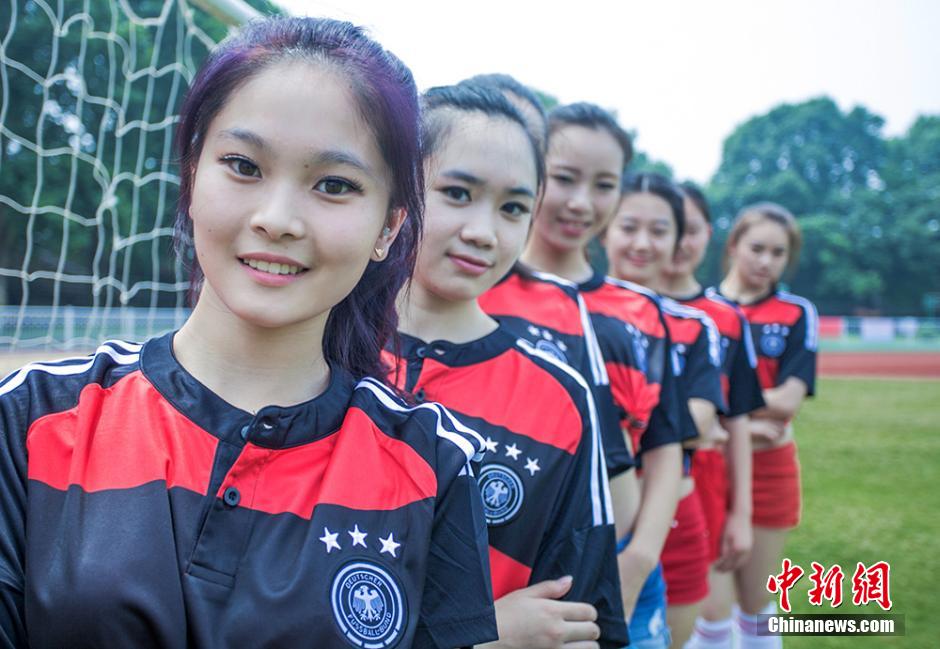 南京青奥会志愿者演绎当青奥会撞上世界杯