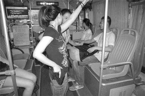 南京公交首现“陀枪师姐” 枪法不错受赞赏(图)_江苏频道_凤凰网