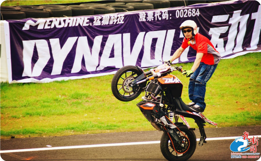 豪车美女 南京上演<em>摩托车</em>版<em>速度与激情</em>_扬子