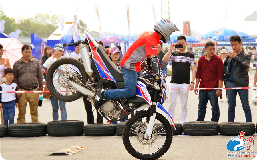 豪车美女 南京上演<em>摩托车</em>版<em>速度与激情</em>--扬子