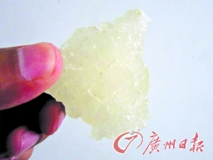 资深人士提醒，选购这种略带黄色的冰糖最安全。