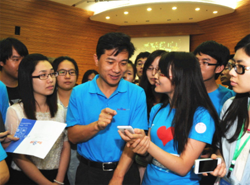 古晓艳博士在比赛现场为百度CEO李彦宏演示“赏花宝典”应用