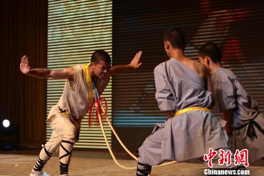 少林武僧山西大秀硬气功 观众惊叹连连(图)