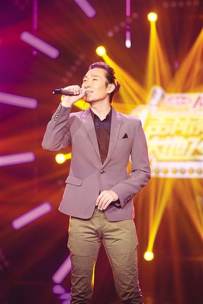 满江"道姑头"亮相 阳光大男孩形象消失