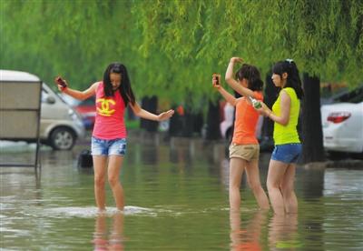 北京地铁天通苑北站外水没膝盖 据称下雨必积水