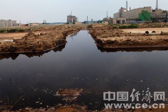 江苏灌云明盛化工厂区排污水 环保人员称涉渗
