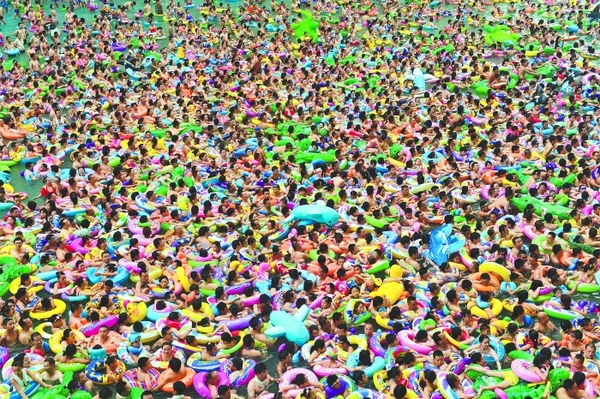 四川很热 茫茫人海淹没中国死海