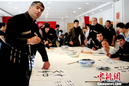 老外艺术家北京感受中国传统文化
