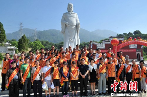 宗亲青年代表与福州王氏宗亲一起在福州闽王纪念馆王审知的雕像前合影