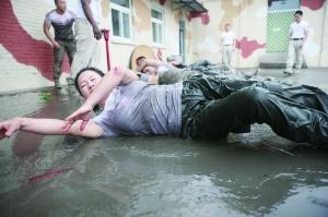 保镖训练营学员在泥水中训练。