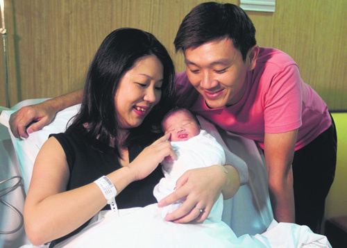 华人男婴提早15天出世 成新加坡首个国庆宝宝