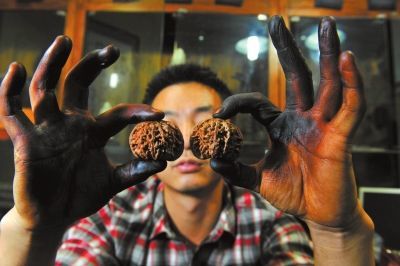 文玩核桃背后谋生路:断腿农民找到救命树