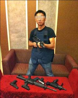 男子社交网络秀枪耍狠 友人吐槽:模型枪还我