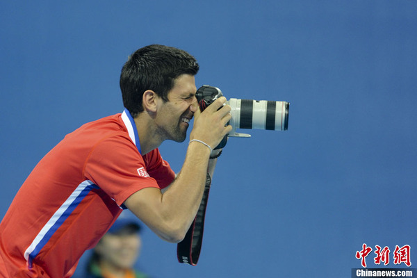 2013中网慈善友谊赛 小德充当摄影师有模有样