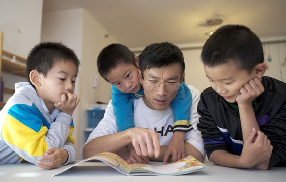 跨境就读舟车劳顿 双非童父母另辟蹊径在家办