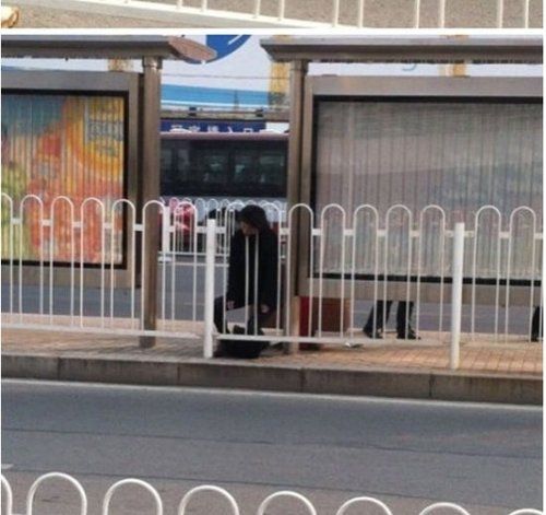 北京中关村附近车站发现女尸 头被塞进栅栏(图