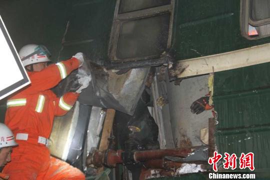 直击:青藏铁路火车相撞事故救援现场(组图)
