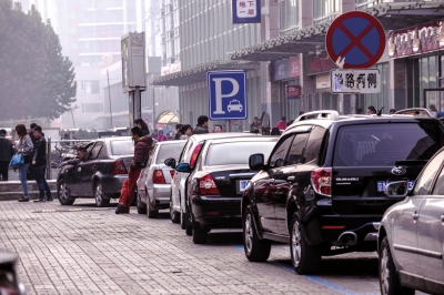 北京通州电动出租车运营一个月 疑遭黑车投钉