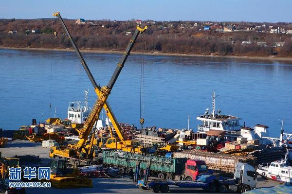 黑龙江明水期封航在即 黑河口岸进行最后抢运