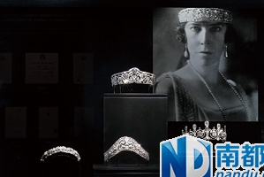 在展览第一部门“气势气魄演进”中展示了卡地亚典范的花环艺术气势气魄珠宝，这几款钻石头冠就是个中的代表作。在上世纪初，无论是欧洲的皇族成员照旧美国先富起来的富豪富商都喜欢向卡地亚定做这种钻石头冠。