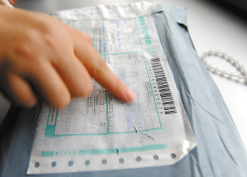 分拣员每天工作16小时快递员全家出动帮忙送