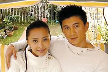 2002年,吴奇隆因拍摄电视剧《萧十一郎》与同剧组的云南演员马雅舒