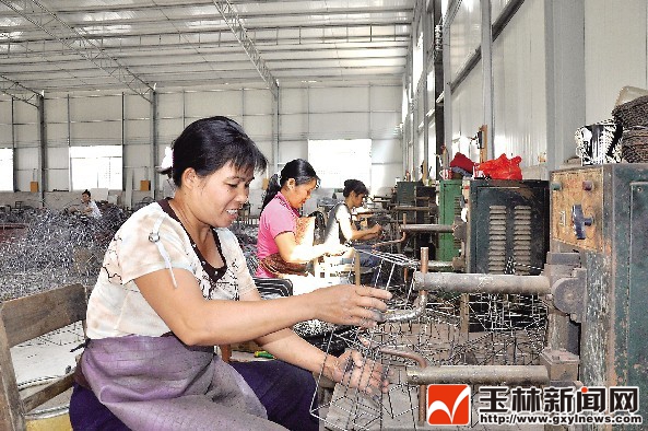 博大工艺品厂一对夫妻正在做铁丝模型。 (原标题:博白编织企业产值13亿元 拉动相关产业 创收9亿元) 近日,笔者来到博白城东工业园博大工艺品厂看到,十几名工人正在车间做铁丝框架。正在制作铁丝模型的梁师傅告诉笔者,这里是芒竹编的上游产品开发,做成之后要送到总厂继续下一个步骤的生产,每天光做这个可以做3000件,夫妻两个人都在这里做工,加起来每月可有4000元左右的收入。 据悉,近年来,博白县芒竹编向产业链条上下游延伸,有力带动了铁丝加工、纸箱包装、油漆涂料、化工电镀、机械配件、物流运输等相关产业的发展,形
