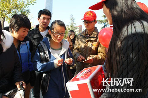 河北传媒学院青年志愿者协会为爱奔走6小时