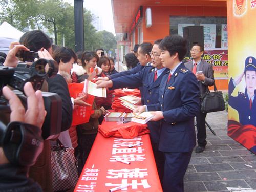 来凤开展打击传销规范直销普法宣传活动(图)