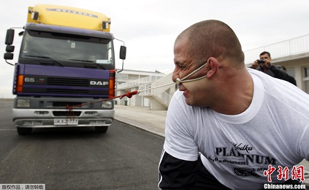 格鲁吉亚前摔跤运动员拉沙·帕塔拉亚用耳朵拖拉8.5吨重型卡车前行21.5米