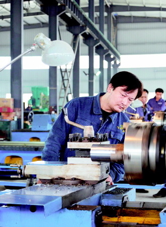 贵州龙里创奇装备制造有限公司工人在一线加工机械