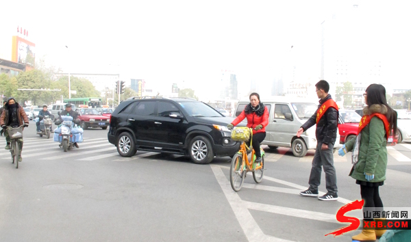 太原街头添新景 大学生当起交通员(图)