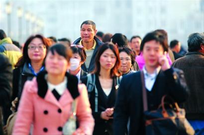 上海明年停止落户人才类 集体户 原有人员分阶