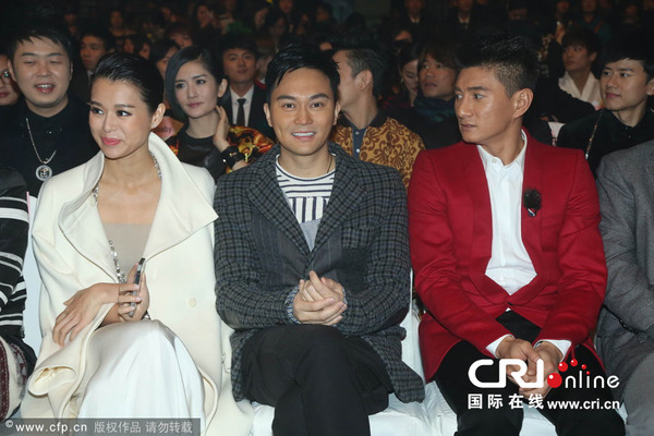 吴奇隆满脸春光与张智霖嗨聊 胡杏儿似与男友