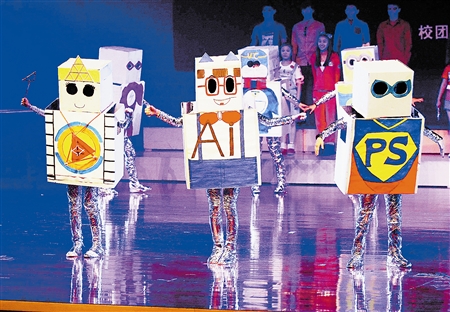 学生设计制作的机器人主题服装等时尚新颖